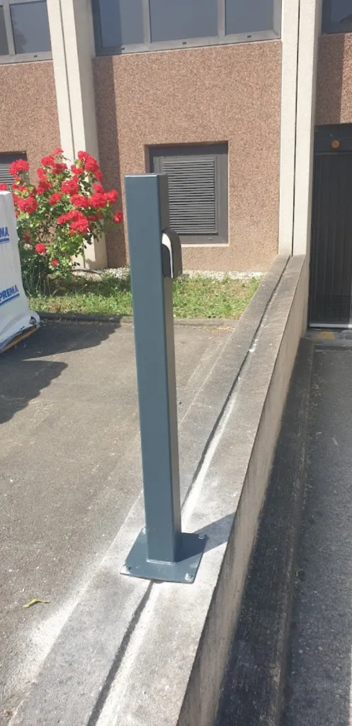 Pose d'un potelet 1m avec lecteur de badge Alcéa pour commander l'ouverture d'un parking sous terrain au CNRS à la Doua à Lyon Pose d'un potelet 1m avec lecteur de badge Alcéa pour commander l'ouverture d'un parking sous terrain au CNRS à la Doua à Lyon
