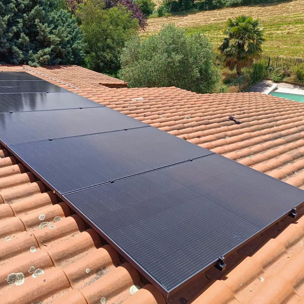 Installation par 3 Baies de panneaux photovoltaïques pour une puissance totale de 3 kWc à Chonas-l'Amballan près de Condrieu dans l'Isère