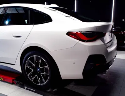 Préservez la peinture de votre BMW i4 avec le film XPEL, posé avec une précision inégalée dans nos locaux modernes à Saint-Avé