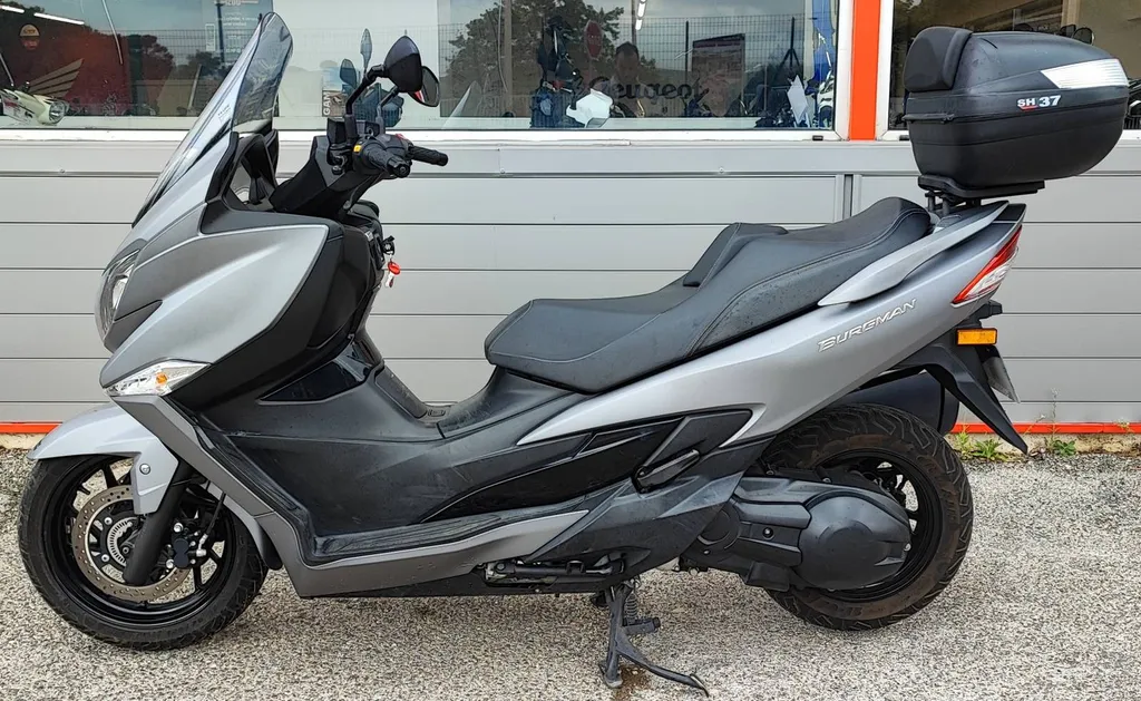 SUZUKI BURGMAN 400 du 05/2018 avec 33300 km.