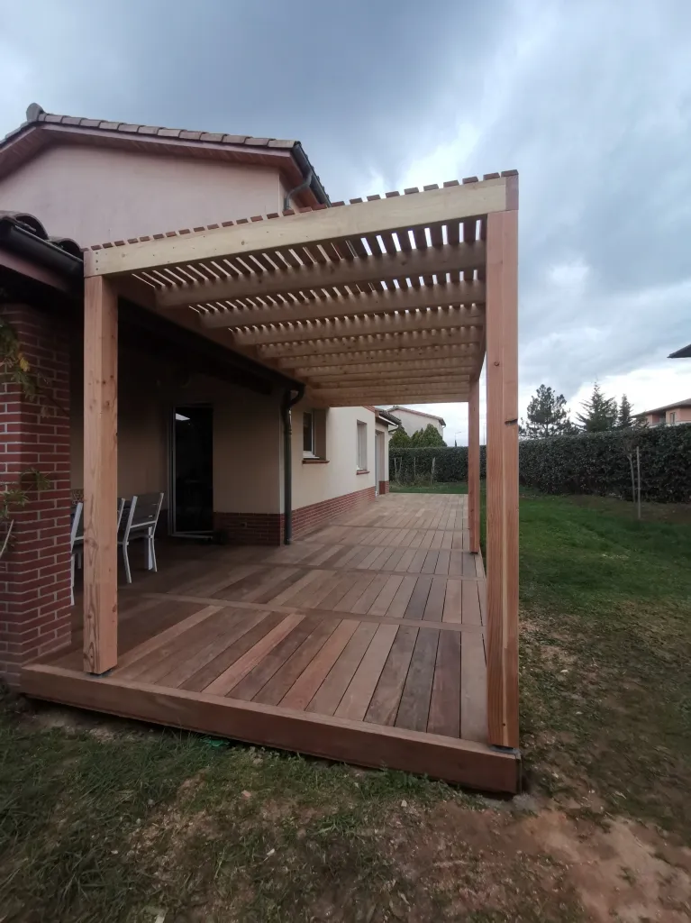 Création d’une terrasse bois exotique avec pergola Douglas à Toulouse pour aménagement extérieur chaleureux et durable