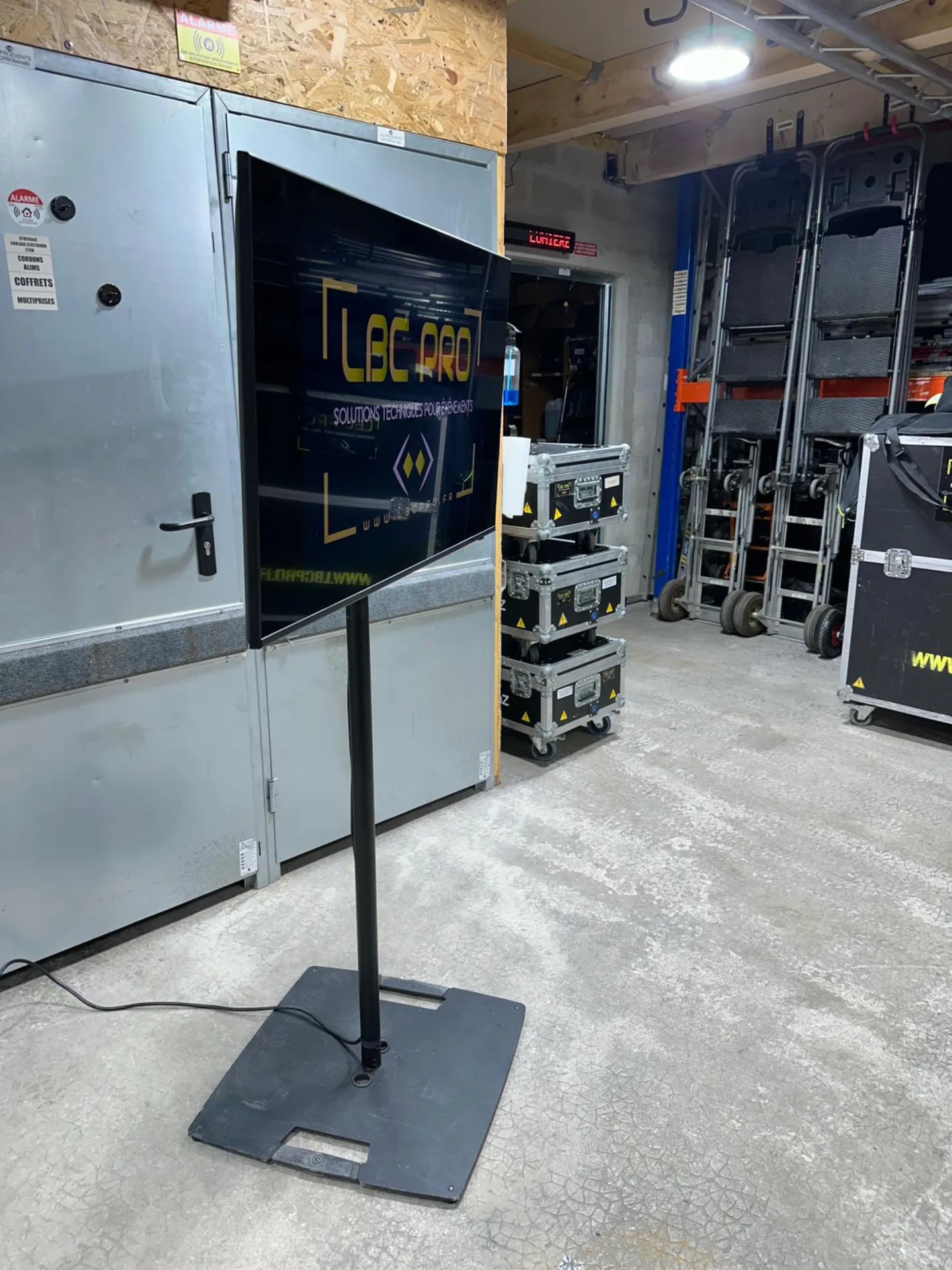 PIEDS POUR ECRANS 32 A 43 POUCES