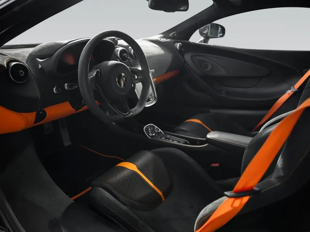 Habitacle en alcantara noir et orange de la McLaren 570S Coupé.