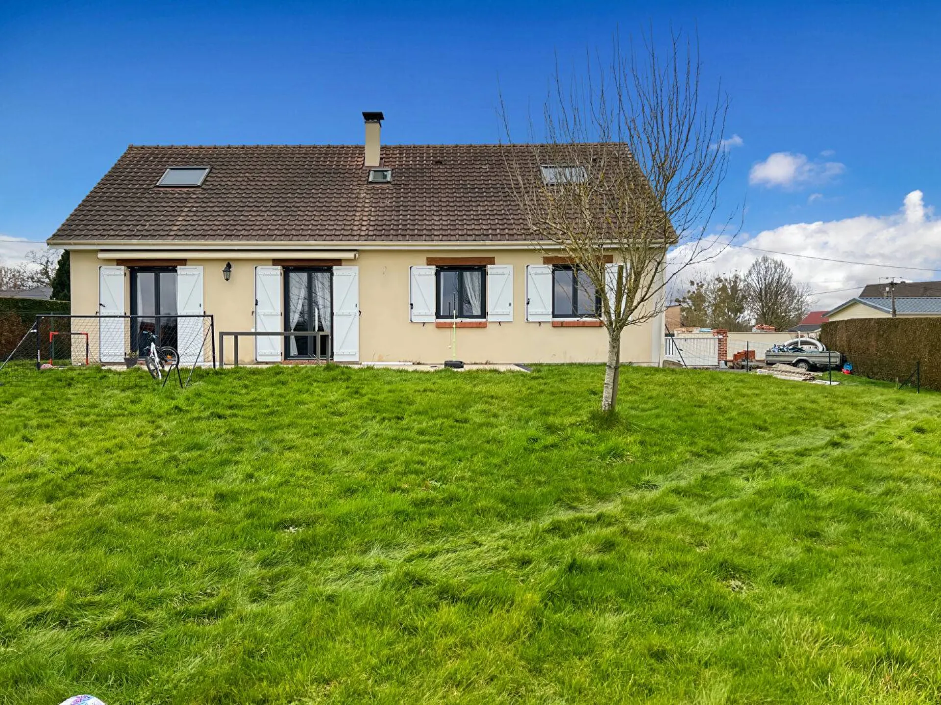 A vendre pavillon de 140 m² sur un terrain de 1530 m² clos sur la commune de LE THUIT DE L'OISON 27370