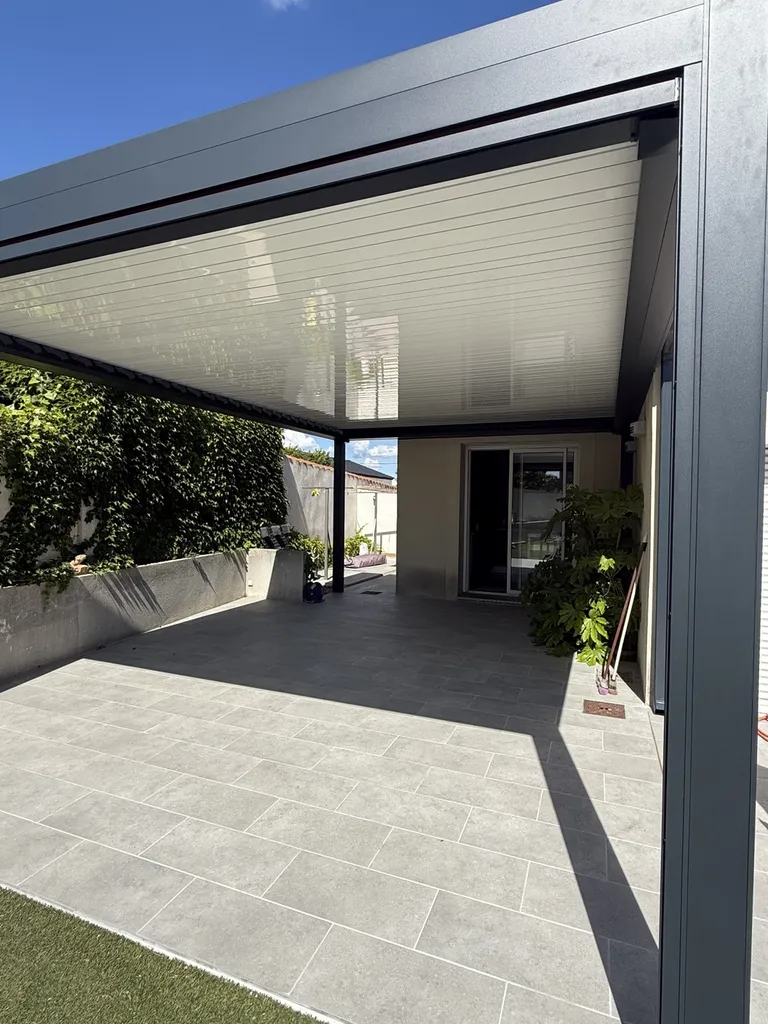 Mise en place d'une pergola Bioclimatiques Marquises Open XXL sur Carry le Rouet
