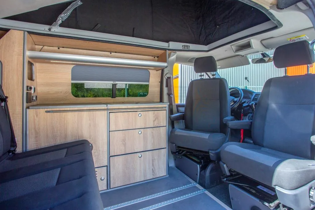 Aménagement intérieur d'un Van VW T6 Court à Annecy : transformation de van compact sur-mesure en Haute-Savoie