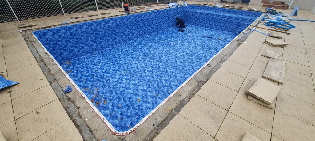 Intervention rapide pour remplacement de liner piscine dans le Médoc : comment redonner une nouvelle vie à votre bassin avec un revêtement PVC moderne et durable ?