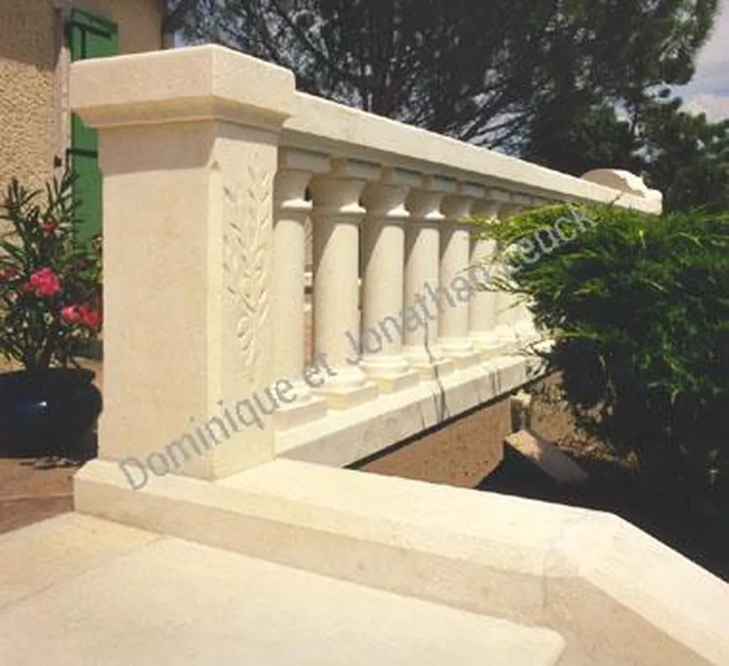 Balustrade en pierre blanche d'Estaillades