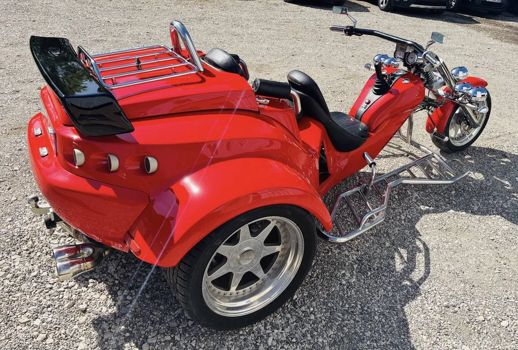 wrappig intégral rouge sur une moto trike dans le 83