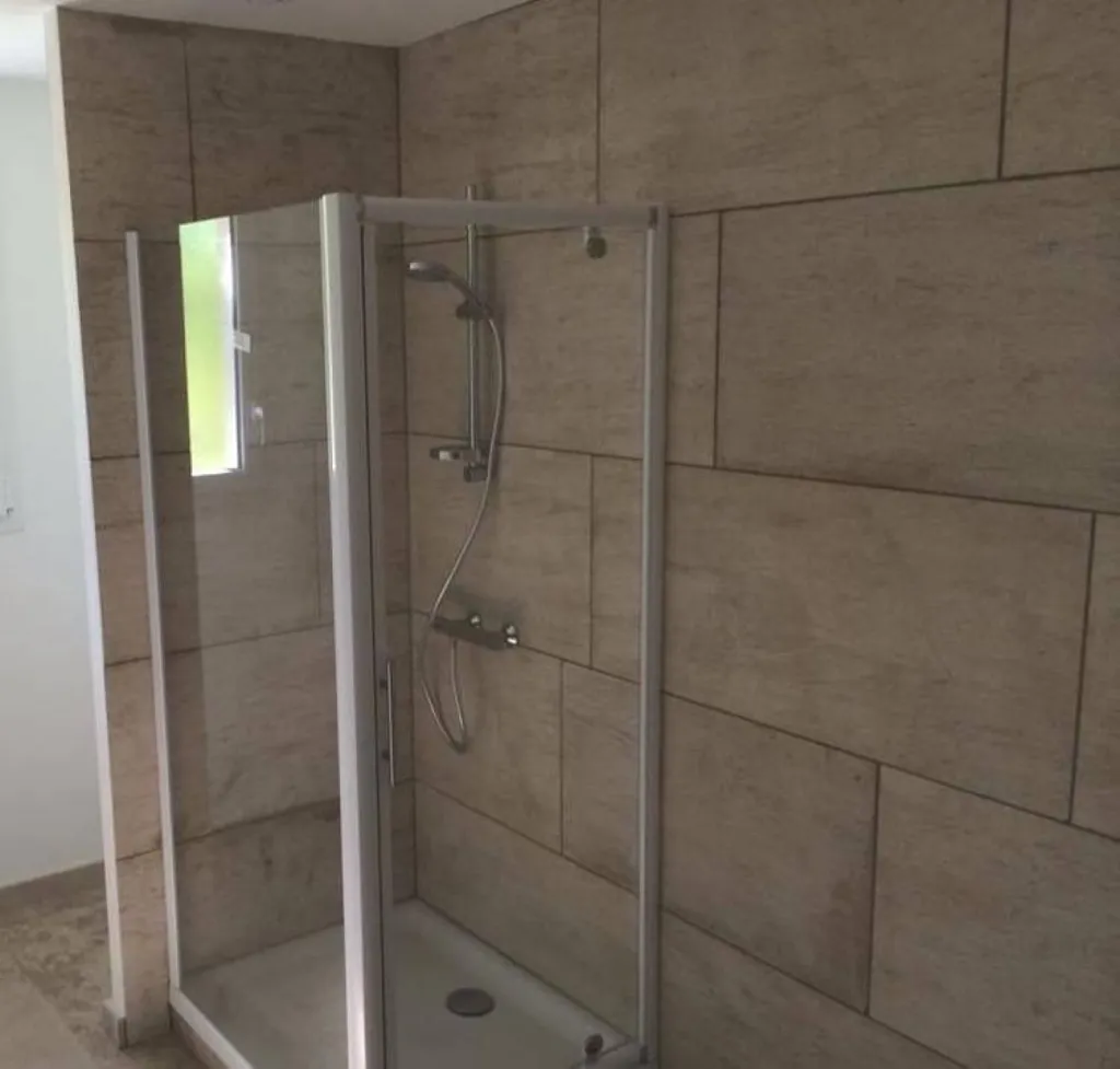 Pierre de Dordogne pour sol et mur salle de bain, plan vasque, dallage, livraison Paris, Bordeaux, Lyon...