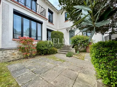Location réalisée par l'agence HELIX Immobilier du Vesinet, Une charmante maison de 6 pièces principales en plein coeur du centre ville du Vésinet