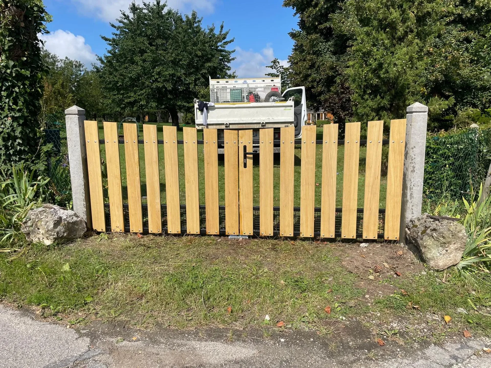 Installation de Portails d'Entrée en Bois massif et exotique moderne sur Mesure à Bourg-Achard dans l’Eure (27)