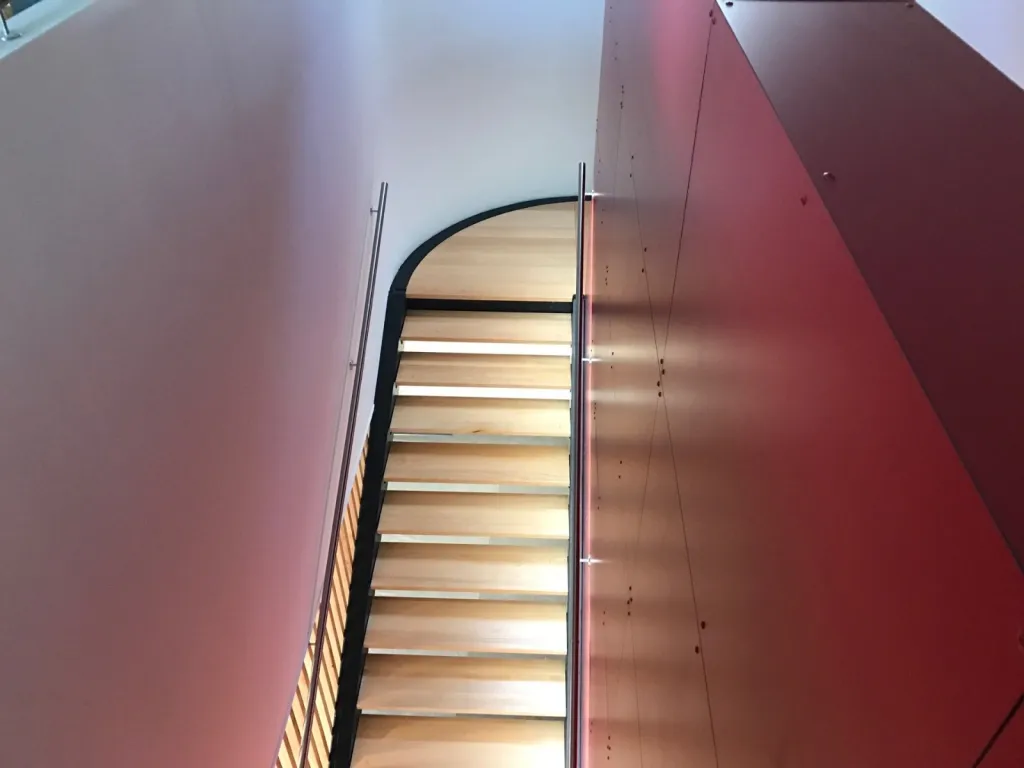 Réalisation d'un escalier en bois et en acier sur-mesure à Bordeaux, ainsi qu'un agencement sous l'escalier à la teste de buch