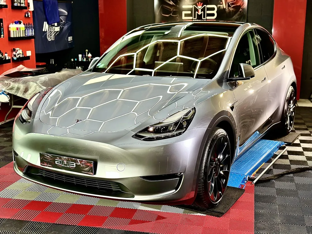 traitement céramique Lyon film de protection carrosserie PPF film plastique carrosserie Tesla model Y Lyon 