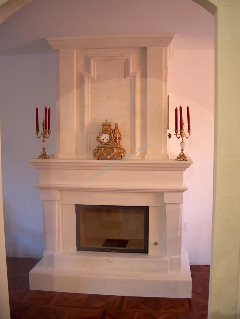 Cheminée de style avec trumeau en pierre d'Estaillades avec foyer TOTEM