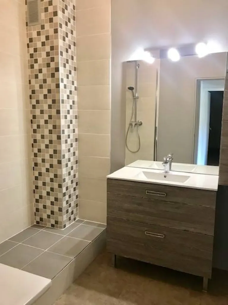 salle de douche agréable et moderne 