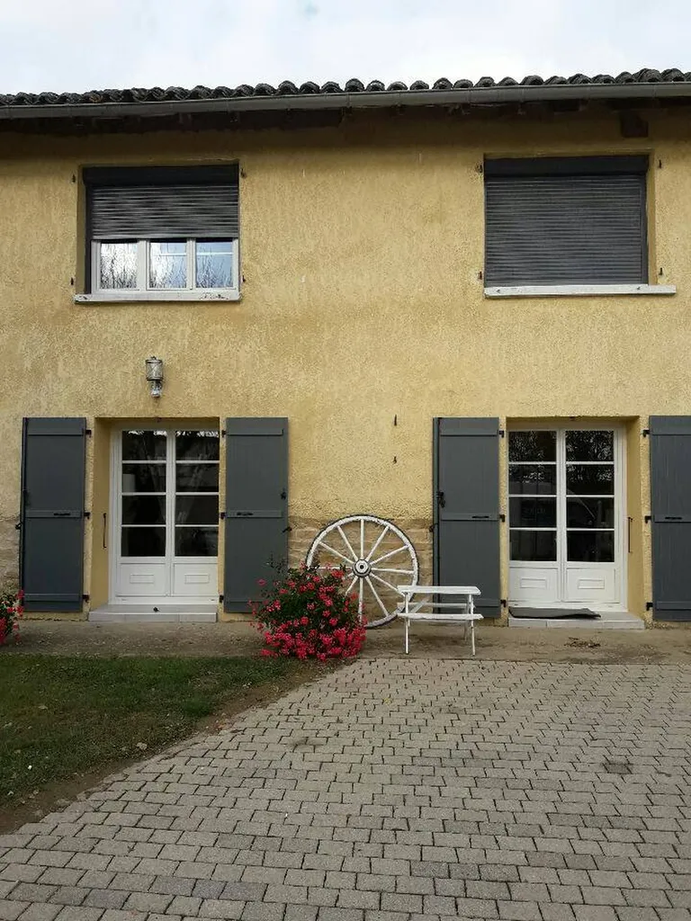 Pose de fenêtres en rénovation en pvc avec petits carreaux à Fareins