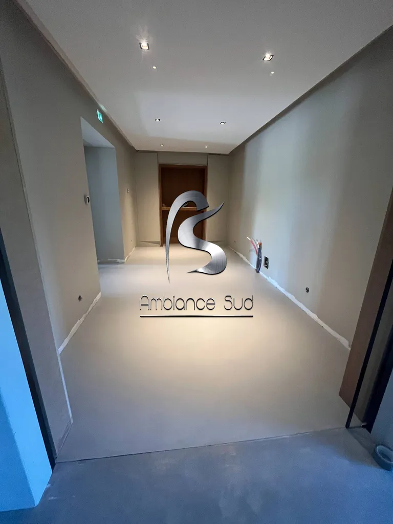 Réalisation d’une pièce de laboratoire en béton ciré taloché à Rognes près d’Aix-en-Provence