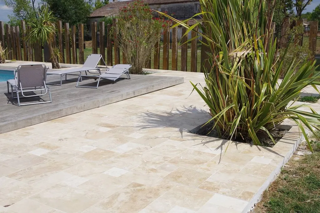 Nouveau chantier en Travertin rustique en Opus 4 formats près de Artigues