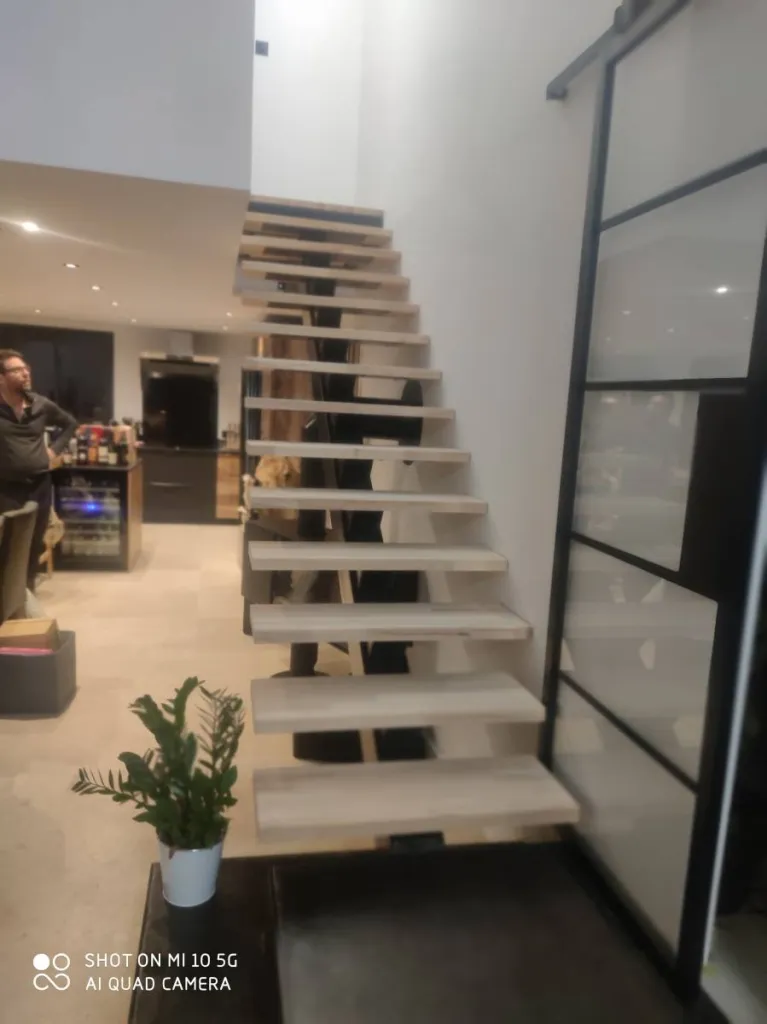 FABRICATION SUR MESURE ET POSE ESCALIER METALLIQUE ORIGINAL AVEC MAT CENTRAL ET MARCHES BOIS MASSIF A CARRY LE ROUET
