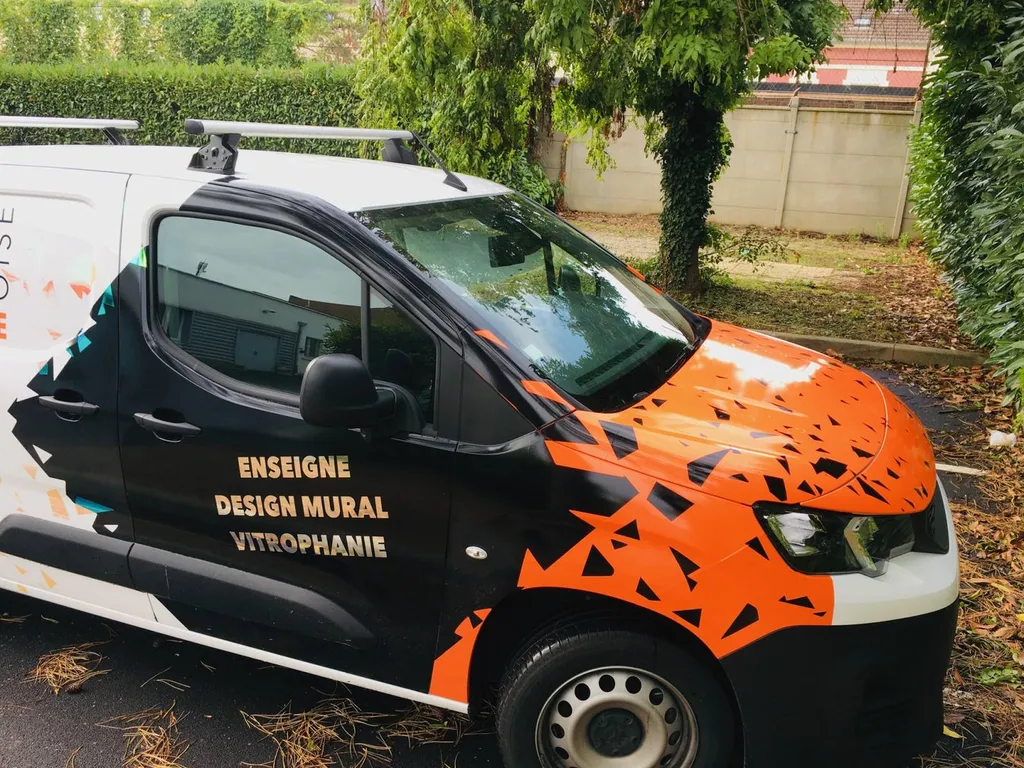 marquage véhicule design lettres découpées