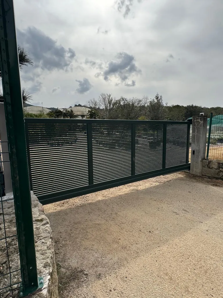 Fermer une pépinière à Porticcio : l'installation d'un portail coulissant autoportant Kostum Bitik motorisé FAAC, la solution pour les professionnels en Corse-du-Sud