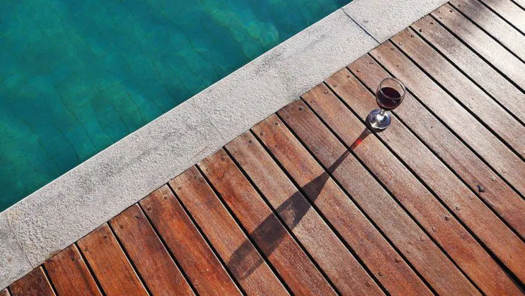 Fabrication et pose d'une terrasse bois en pin sur-mesure pour une piscine Bassin d'Arcachon en Gironde