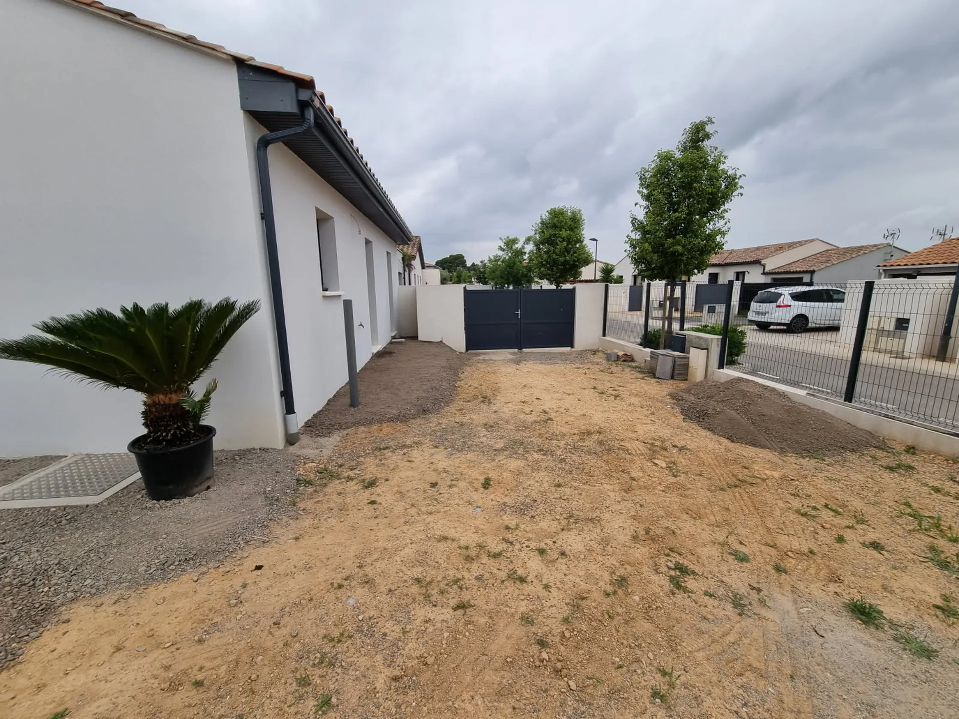 Création complète d’un jardin paysager avec gazon synthétique, pas japonais et plantations à Pinet près de Sète