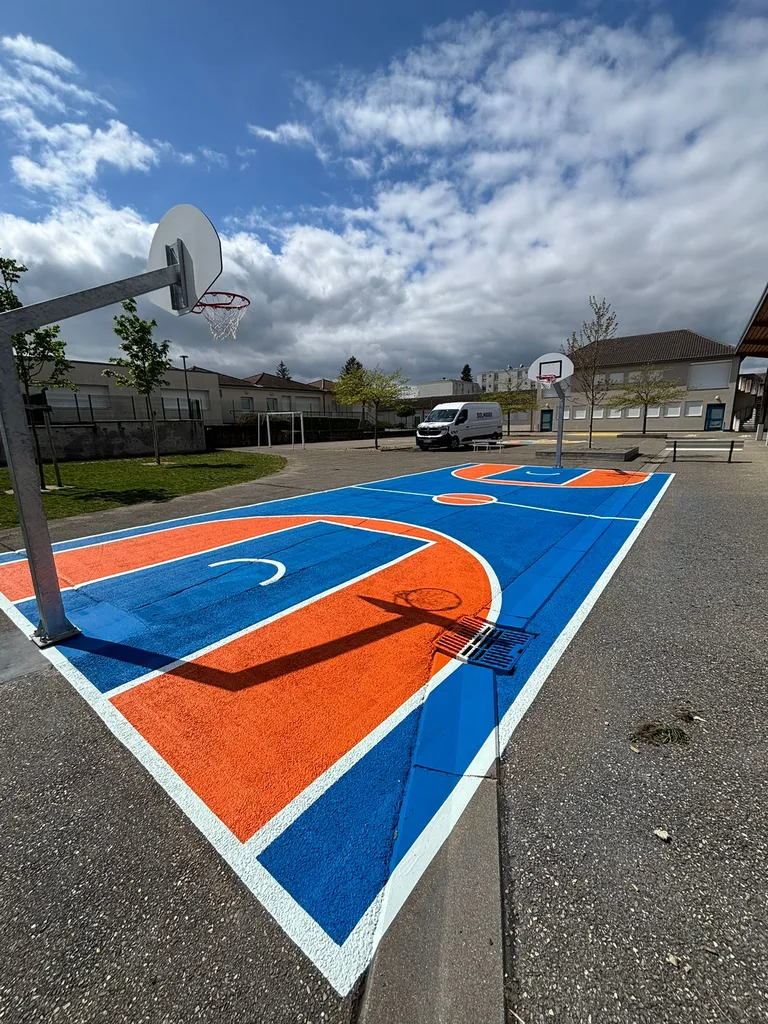 Création d'un terrain de basket avec peinture extérieure spéciale dans une école à Villefranche