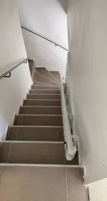 Installation d'un fauteuil monte-escaliers double rail au sein d'une association à Marseille