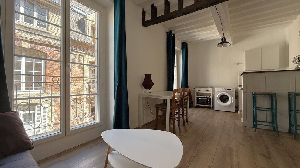 Vends charmant pied-à-terre idéalement situé en centre-ville, proche de toutes les commodités.