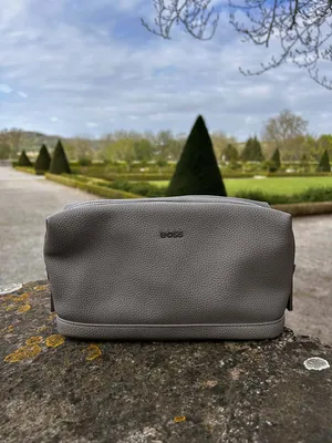 Trousse de toilette Hugo BOSS couleur taupe chez Evasion à Eu