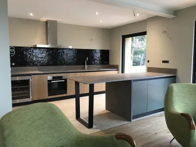 Réception de chantier cuisine bois chêne vintage naturale et laque muschio satinée près de Sanary Sur Mer