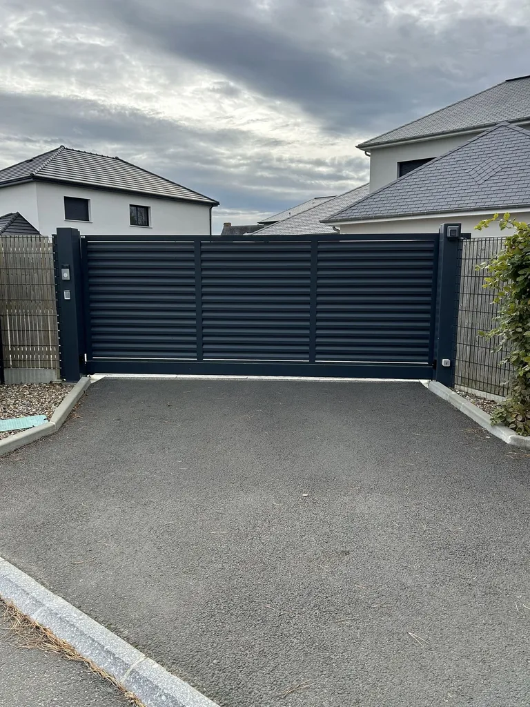 Installation de Portail Coulissant en Aluminium Motorisé, Modèle Sur-Mesure à Cabourg dans le Calvados 14 et Dives-sur-Mer