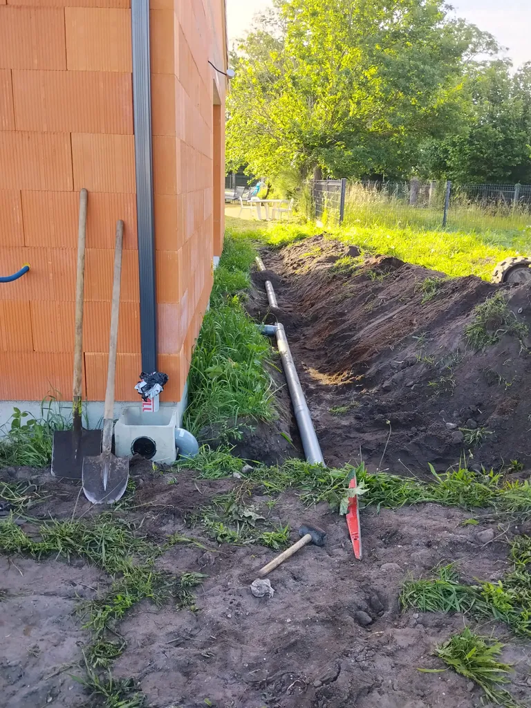 Entreprise de terrassement à Hourtin pour réalisation d'un raccordement tout à l'égout, eaux de pluie et viabilisation pour une nouvelle construction.