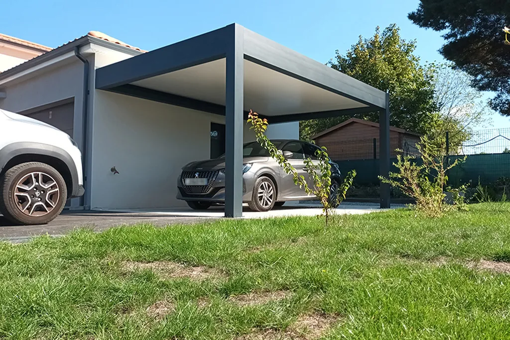 Installation d'un carport en aluminium anthracite par Rénovation Durable à Sainte-Maxime et Grimaud