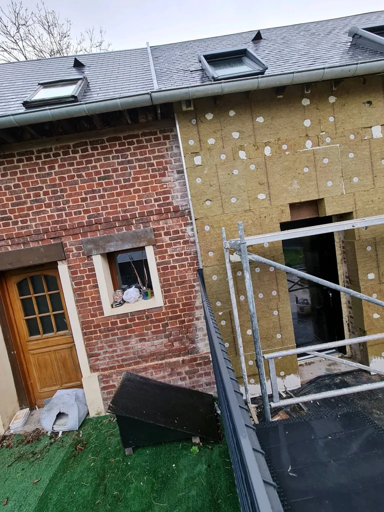 Isolation par l'extérieur des murs d'une maison en laine de roche