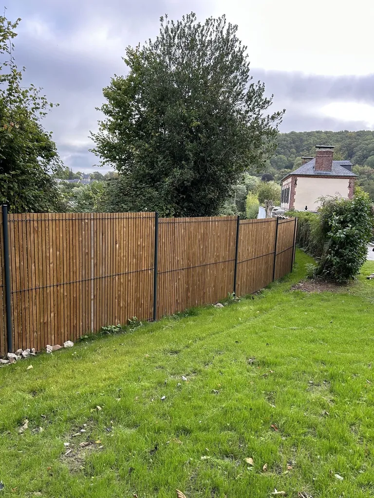 Installation de Clôture occultante mixte acier et bois, lames en bois et Poteaux métalliques à Lieurey dans l'Eure 27 et ses Alentours