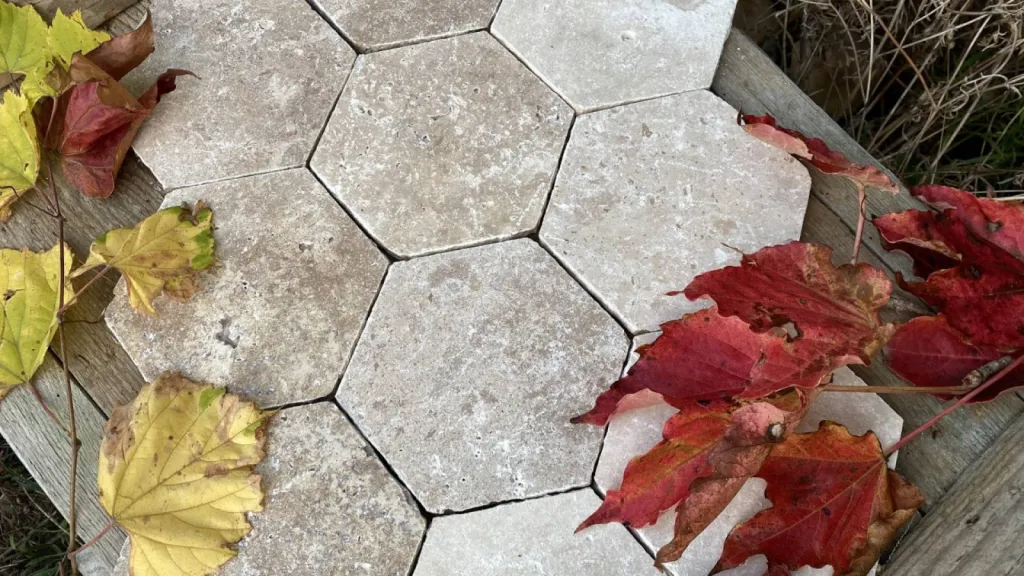 Tomette en Travertin pour extérieur et intérieur, sol et mur vers Montpelier, Nîmes, Béziers et Avignon