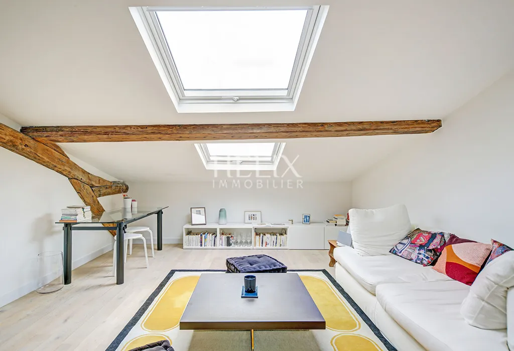 A vendre exceptionnel appartement situé au 4ème et dernier étage dans un immeuble historique à Saint-Germain-en-Laye, de très belles parties communes, hall d'entrée, sécurité, ascenseur.