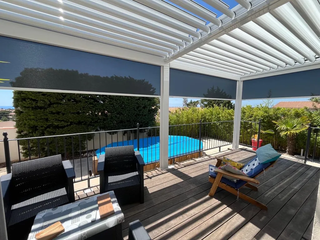 Mise en place d'une pergola Marquises Modèle Izi Blanche avec Store Zip Gris Anthracite à Marignane Sublimez Votre Espace Extérieur