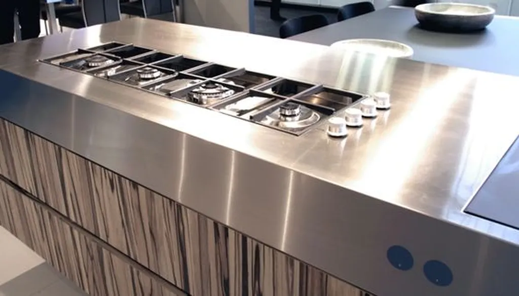 Plan de travail inox avec intégration de plaques de cuisson et prises Reims