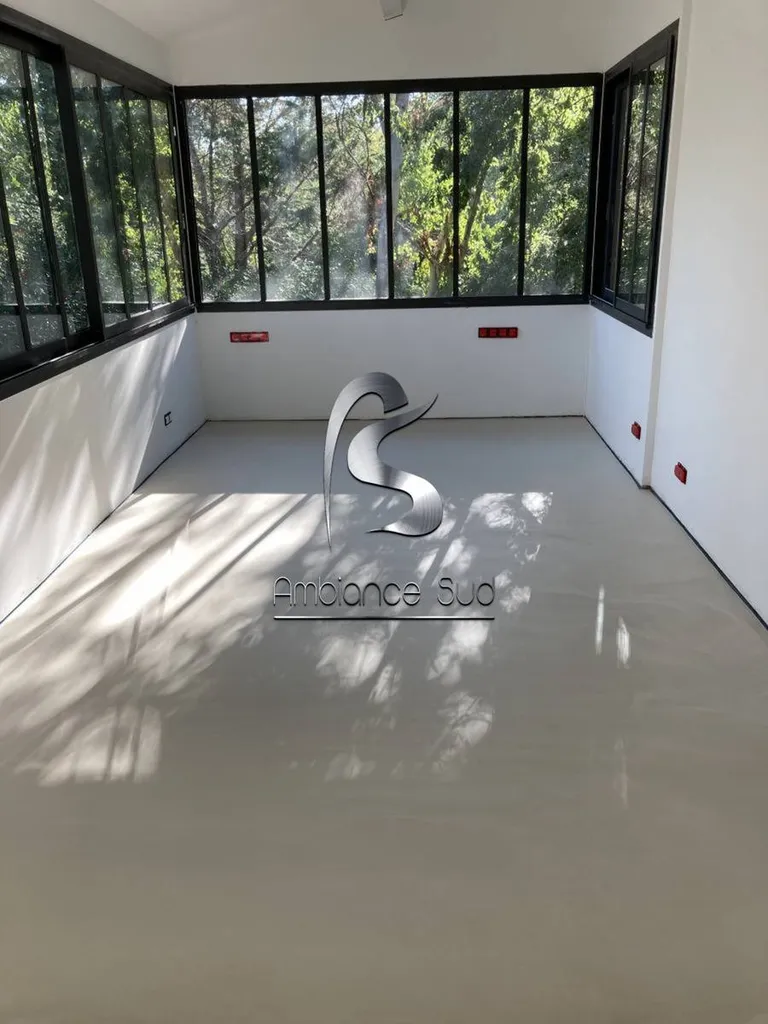 Béton ciré pour véranda de couleur beige aux Adrets-de-l’Estérel Var 83