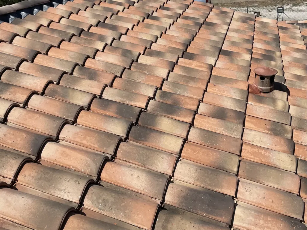 nettoyage et traitement des tuiles d’une toiture de maison sur Saint Victoret près de Martigues