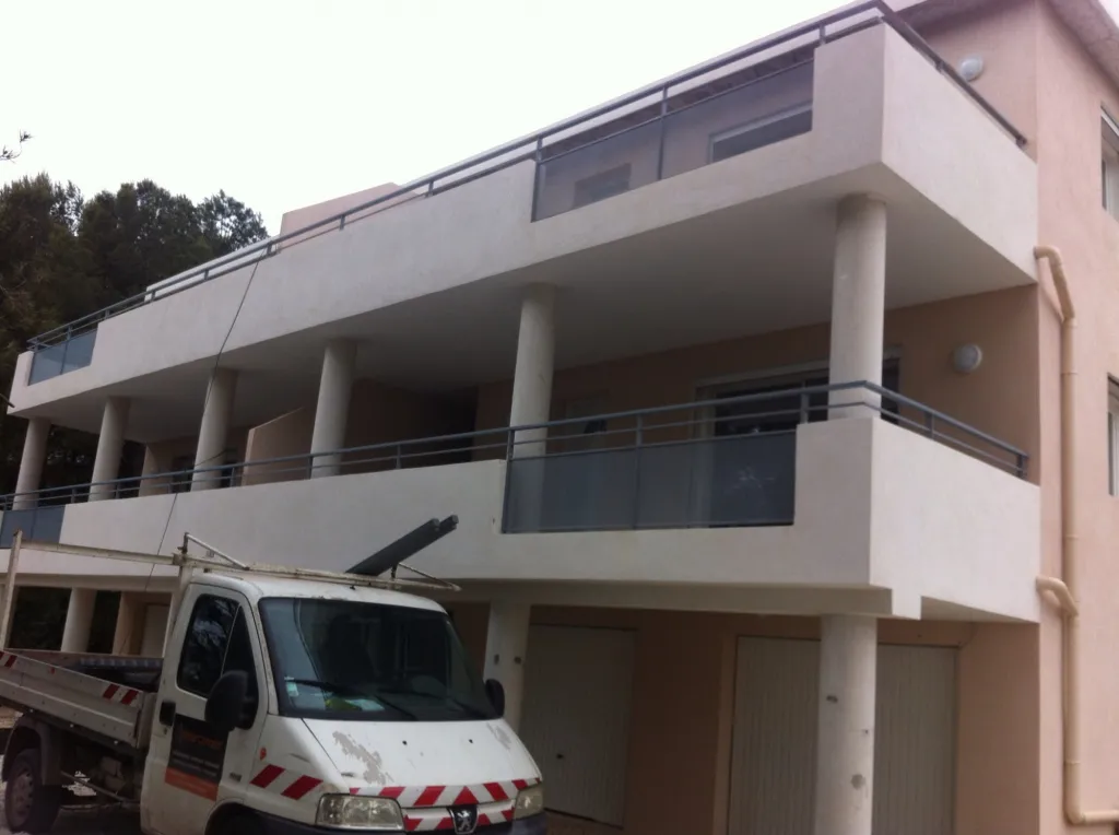 FABRICATION ET POSE DE GARDE CORPS EN FER FORGE POUR SECURISER TOUTES LES TERRASSES D'UN IMMEUBLE A MARSEILLE PACA