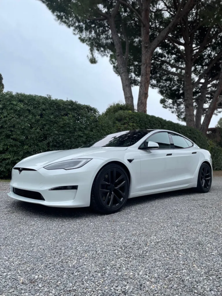 Pose d’un film de protection PPF XPEL sur la nouvelle Tesla S Plaid à Antibes près de Cannes sur la Côte d’Azur.