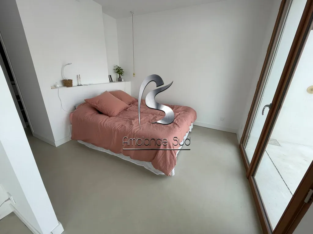 Réalisation d'un béton ciré sur une dalle en béton brut