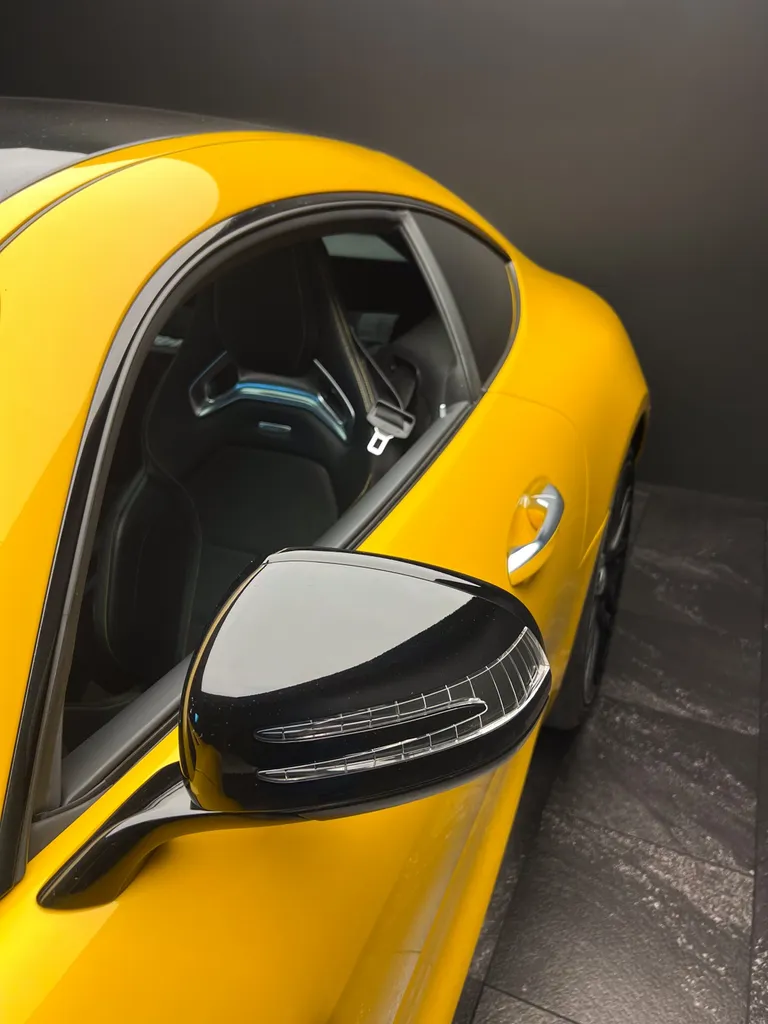 Restauration de cuirs sur cette Mercedes AMG GT chez DSP Service à Le Mans