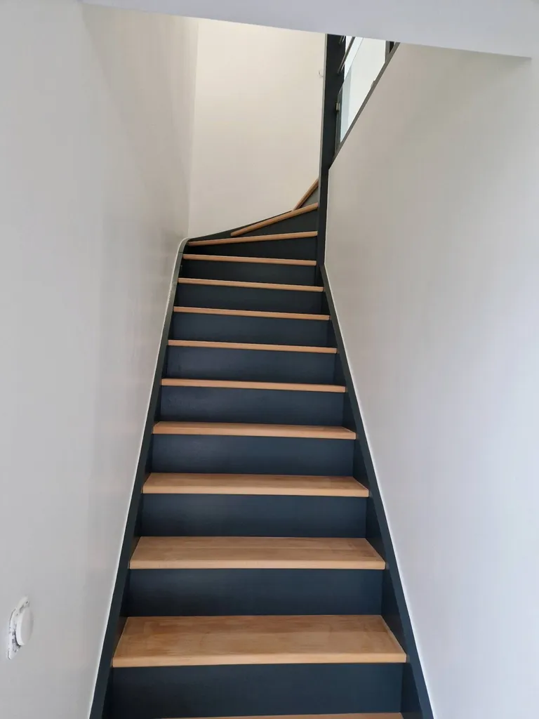 peinture escalier bi couleur avec marches en vitrificateur incolore de chez BLANCHON  et contremarches, limon et garde-corps en peinture de sol de chez SIGMA