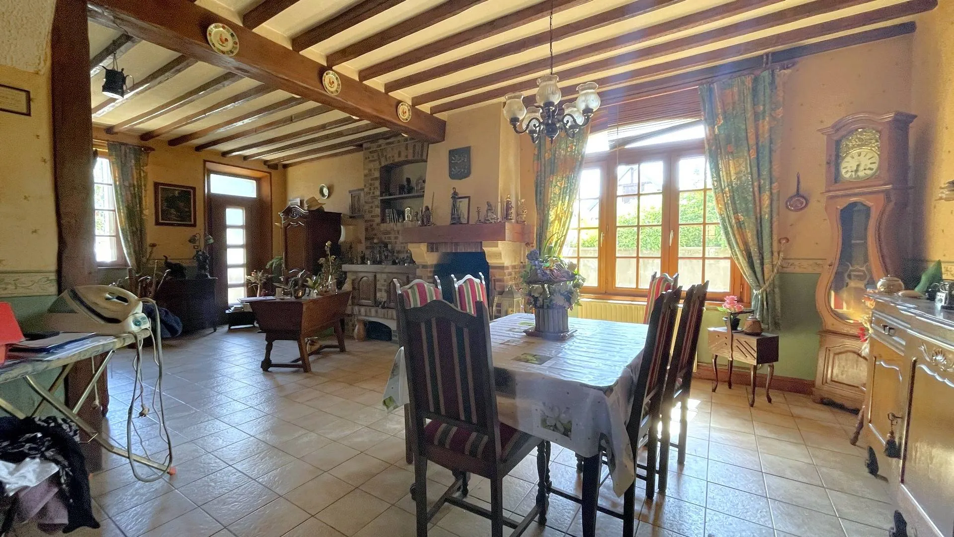 Propriété à vendre avec grand séjour** : Au rez-de-chaussée, un séjour d’environ 64 m² avec cheminée à foyer ouvert.